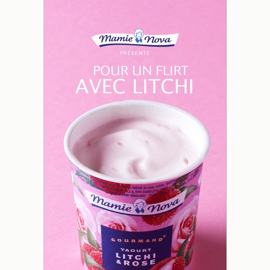 Petit Film publicitaire pour Mamie Nova yaourt Litchis qui roulent sur fond rose par Caroline Faccioli Photographe Culinaire representé par Francois Ha Minh Tinh, FHMT, Cook & CMYK, agent d'auteurs culinaires